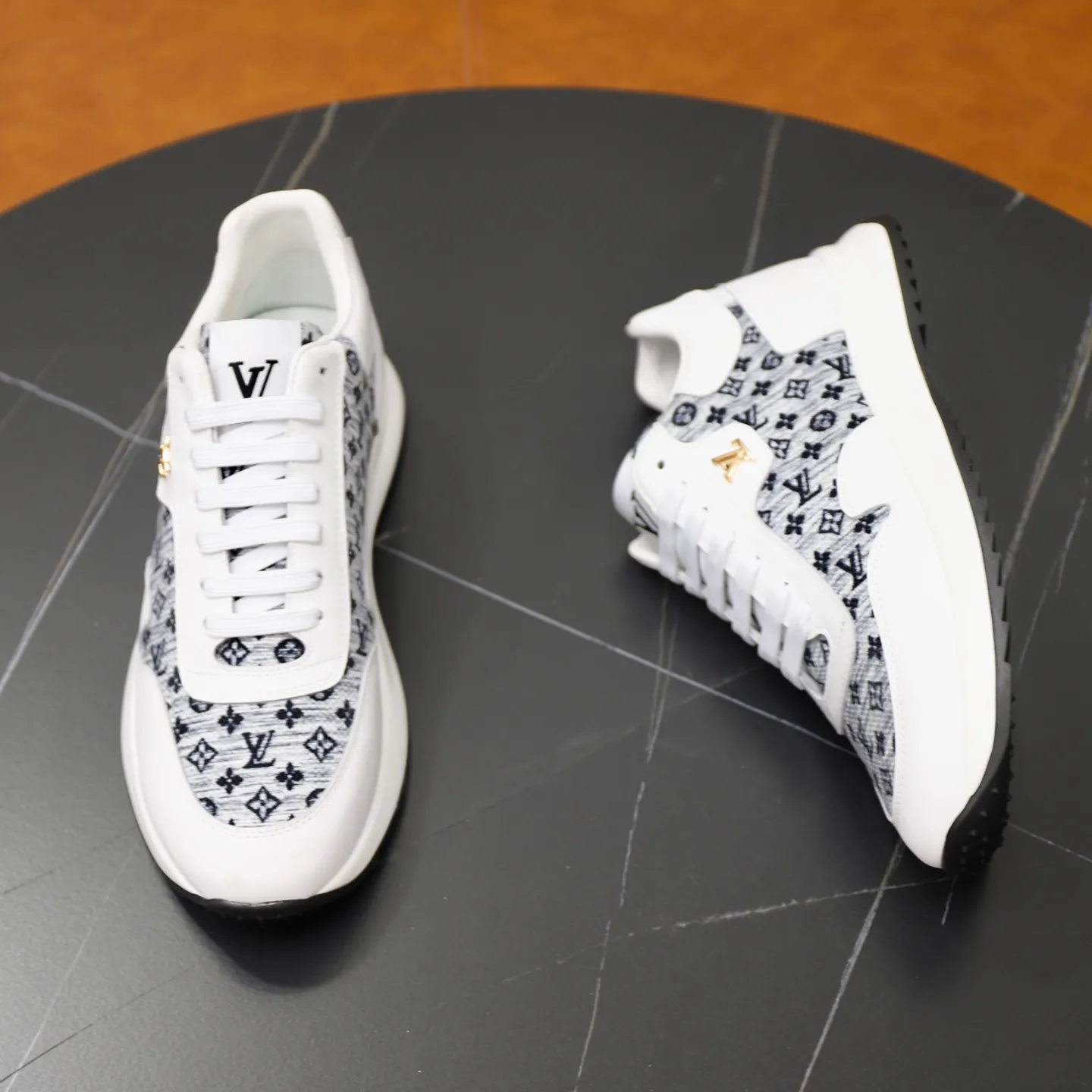 Ex-factory price: 462💰🙅‍♂️🙅‍♂️🙅‍♂️ Brand: LV Louis Vuitton Standard code: 38-44 (45 customized) Grade: Same as the official website Material: Original cowhide stitching brand cloth Comfortable and breathable lining Lightweight and wear-resistant sports outsole Style category: Men's fashion casual shoes Running sneakers Distinguished luxury brand elements Top luxury Color: actual picture color